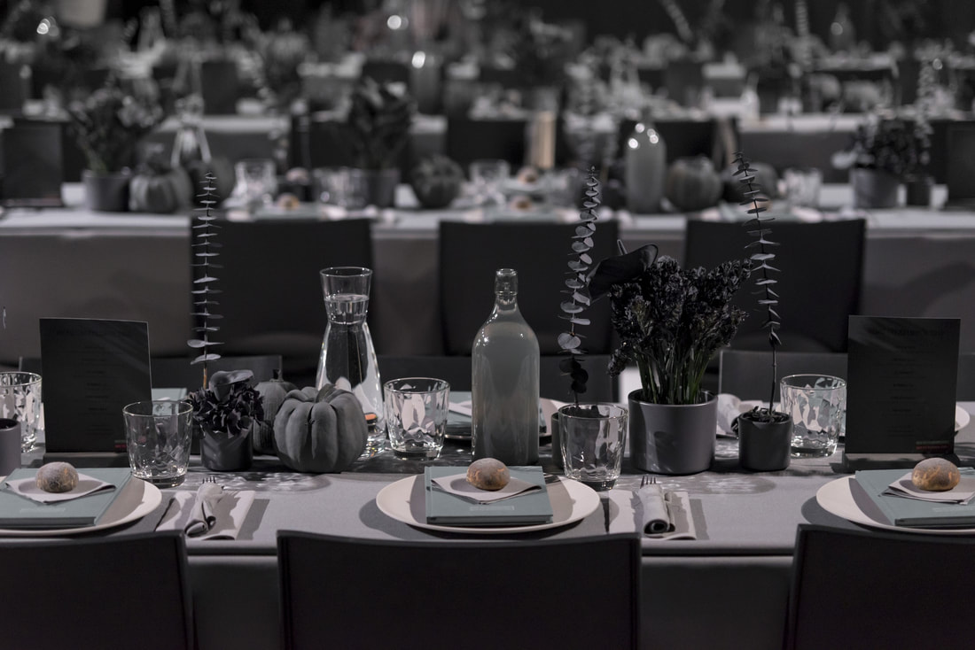 een totaal in grijstinten gestylde tafel, alles is grijs, ook de gerechten
