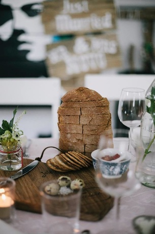 ambachtelijk brood op een feestelijk gedekte tafel