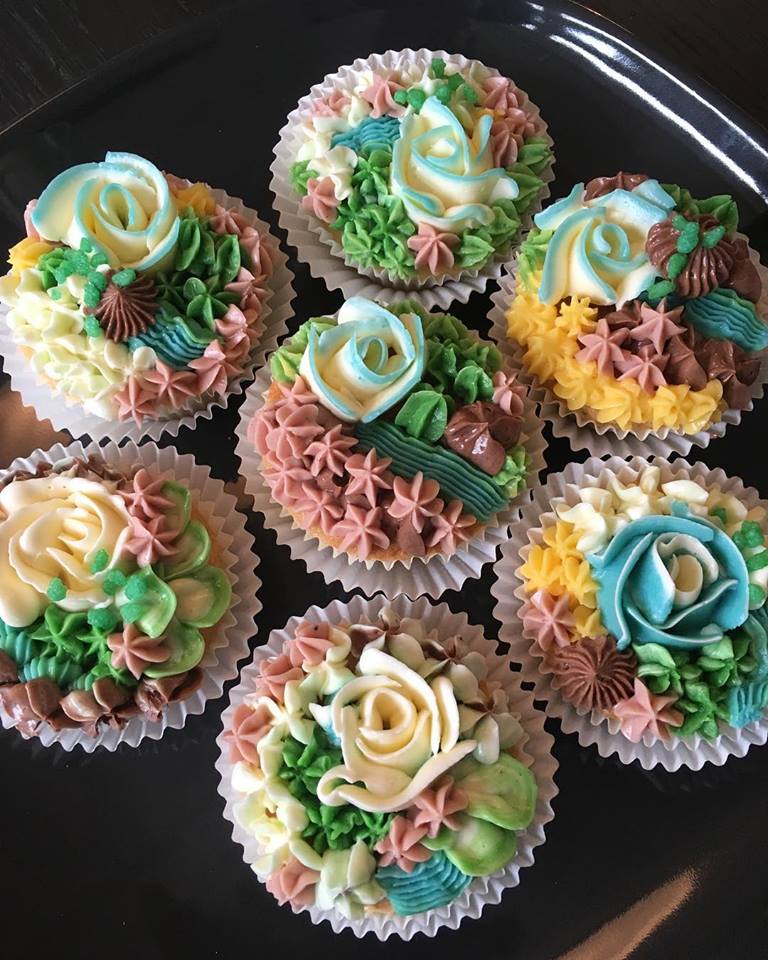 cupcakes met kleurrijke bloemen van botercreme