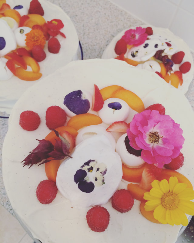cheesecake bruidstaart met seizoensfruit en eetbare bloemen van bovenaf gezien