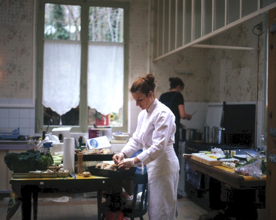 een foto van anne fleur in koksbuis aan het werk in Frankrijk